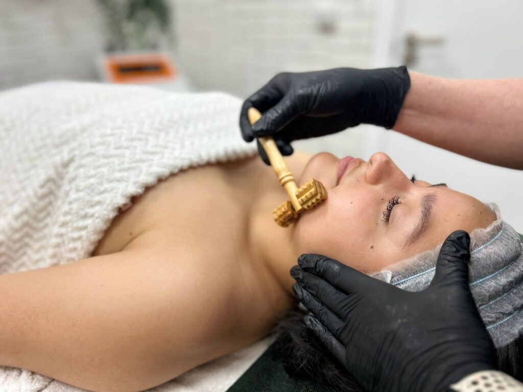 Maderoterapia facial